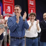 El presidente del Gobierno, Pedro Sánchez (i), apoya en un acto electoral con el candidato a lehendakari del PSE, Eneko Andueza (2d). 