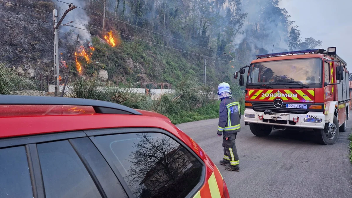 Cantabria registra 25 incendios y cierra el tráfico ferroviario en Casar de Periedo