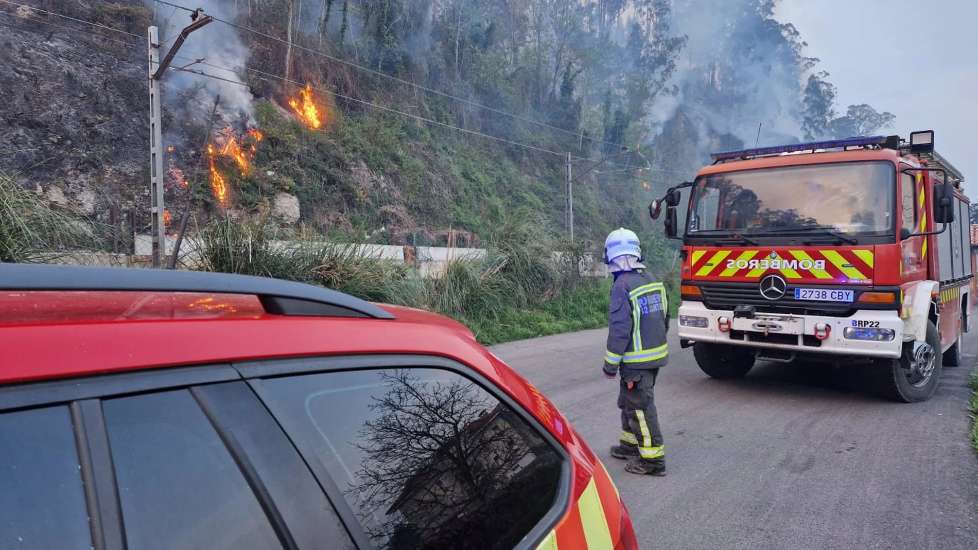 AMP.- Cantabria registra 25 incendios y cierra el tráfico ferroviario en Casar de Periedo