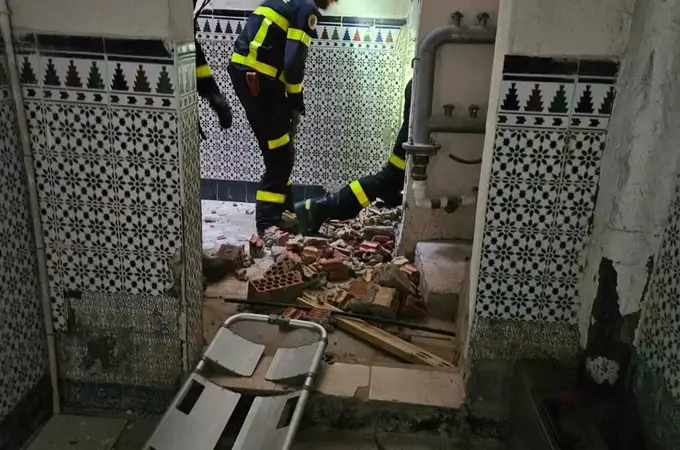 Rescatada una mujer herida al desplomarse el suelo de una vivienda semiabandonada en Cádiz