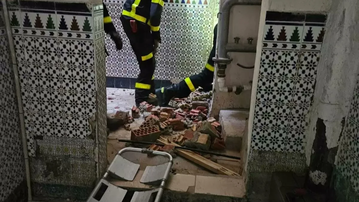 Rescatada una mujer herida al desplomarse el suelo de una vivienda semiabandonada en Cádiz