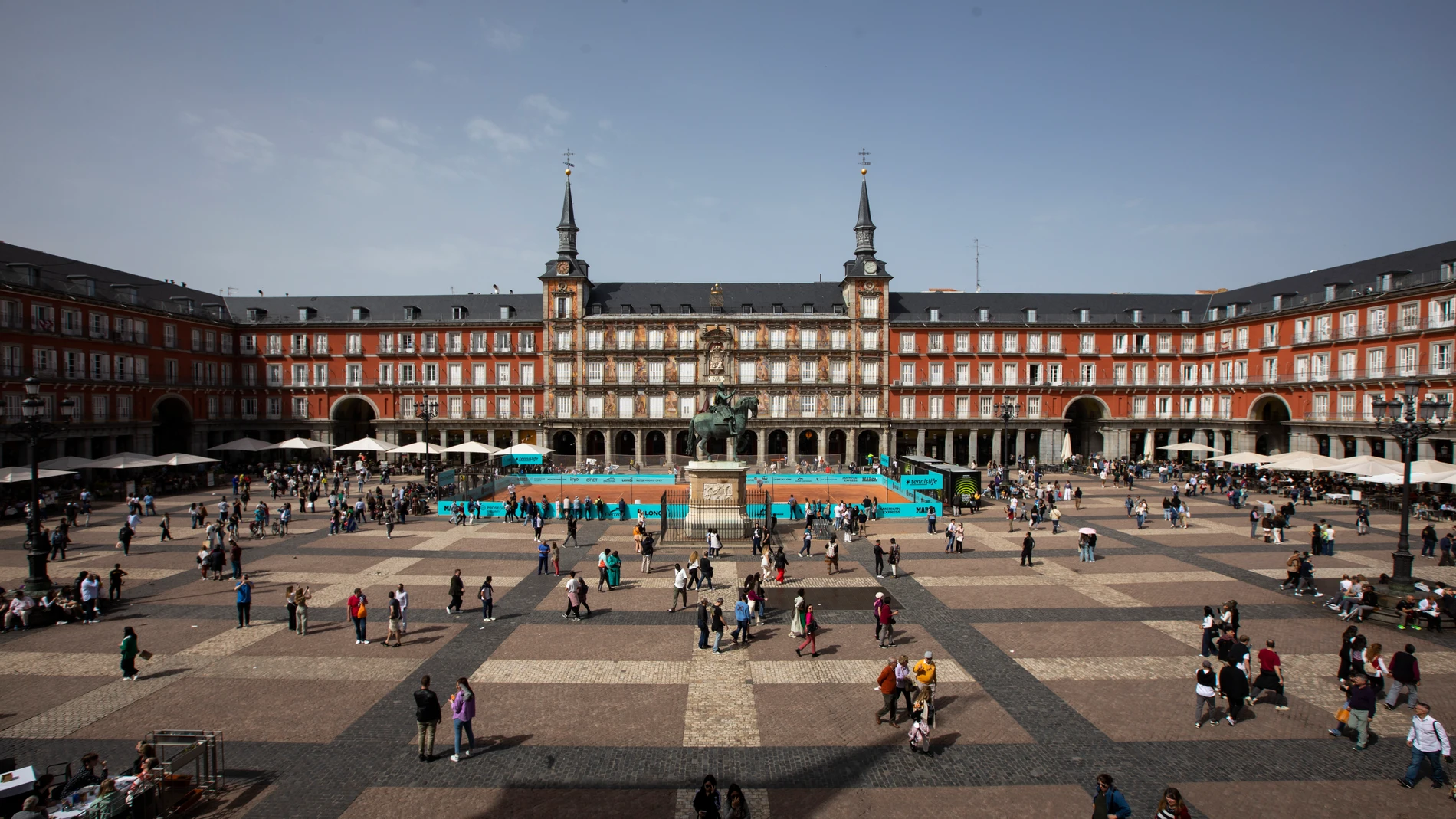 Plaza Mayor de Madrid. Pista de tenis de tierra batida instalada en la plaza como promoción del Madrid Mutua Open.© Jesús G. Feria.