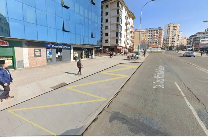 El PP de León recoge la petición de usuarios, empresas y vecinos de Eras para facilitar un estacionamiento temporal junto al edificio Europa