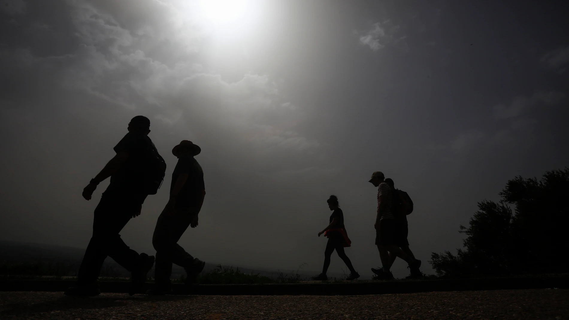 CÓRDOBA, 07/04/2024.- Varias personas caminan por la sierra de Córdoba, donde la calima tapa el sol y eleva las temperatura, este domingo. EFE/Salas 