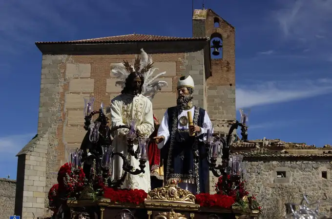Dos pasos de la Semana Santa de Ávila vuelven once días después a su iglesia titular
