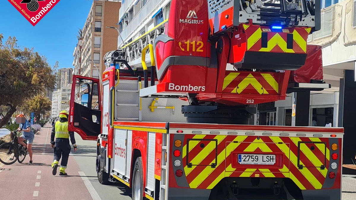 Desalojan un edificio en Calp (Alicante) tras incendiarse un calentador de gas