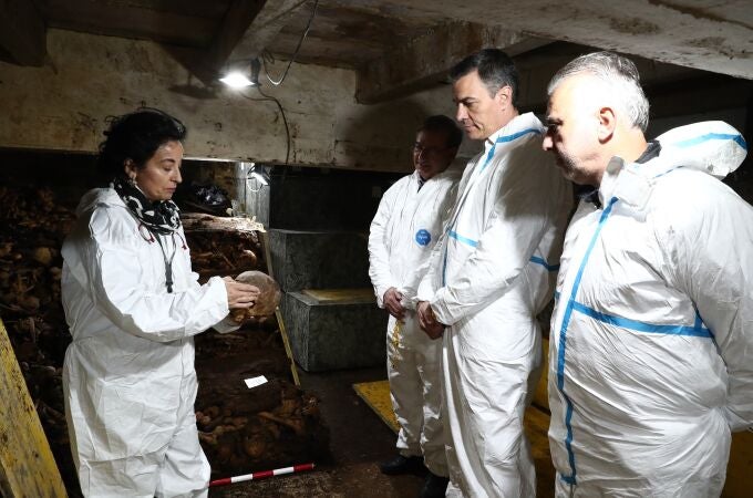 El presidente del Gobierno, Pedro Sánchez, junto al ministro y el secretario de Estado de Memoria Democrática en el laboratorio en la cripta del Valle de Cuelgamuros