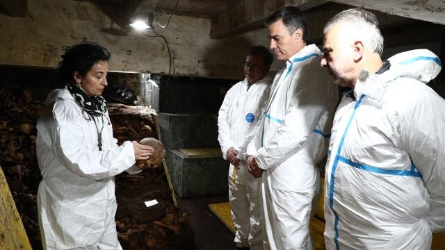 El presidente del Gobierno, Pedro Sánchez, junto al ministro y el secretario de Estado de Memoria Democrática en el laboratorio en la cripta del Valle de Cuelgamuros