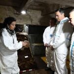 El presidente del Gobierno, Pedro Sánchez, junto al ministro y el secretario de Estado de Memoria Democrática en el laboratorio en la cripta del Valle de Cuelgamuros