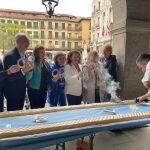 Autismo Segovia bate el récord mundial del ponche segoviano más largo