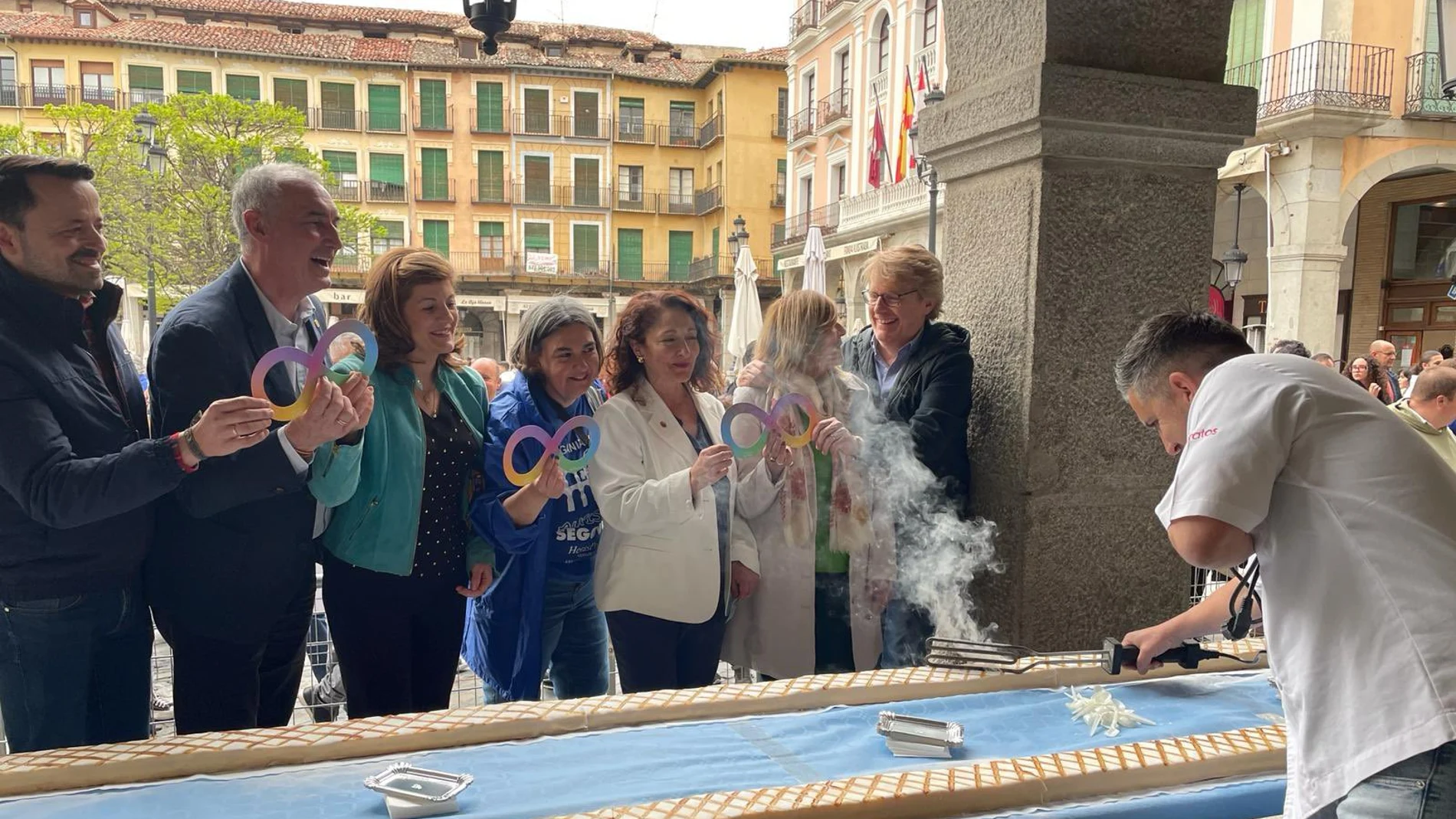 Autismo Segovia bate el récord mundial del ponche segoviano más largo