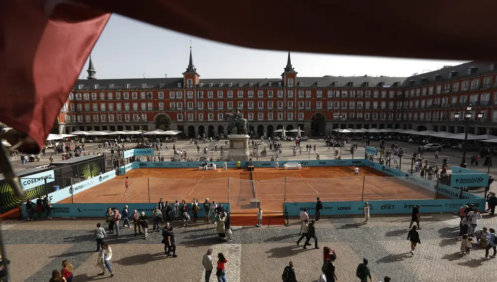 Pista de tenis de tierra batida en la Plaza Mayor. © Jesús G. Feria.