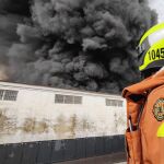 Los boberos trabajan en la extinción de un incendio en una nave de electrodomésticos de Sollana