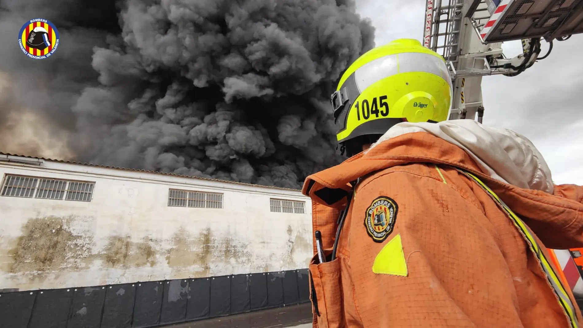 Los boberos trabajan en la extinción de un incendio en una nave de electrodomésticos de Sollana