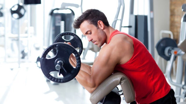 Ganar masa muscular requiere de una combinación de entrenamiento de fuerza eficiente y una alimentación adecuada