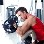 Ganar masa muscular requiere de una combinación de entrenamiento de fuerza eficiente y una alimentación adecuada