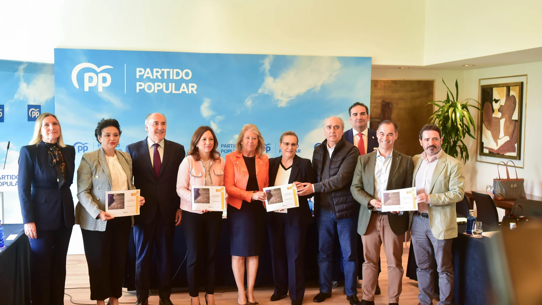 Alcaldes de la Costa del Sol y del Campo de Gibraltar posan junto al informe de 2015 en una reunión celebrada hoy lunes en Marbella para reivindicar el corredor de la Costa del Sol