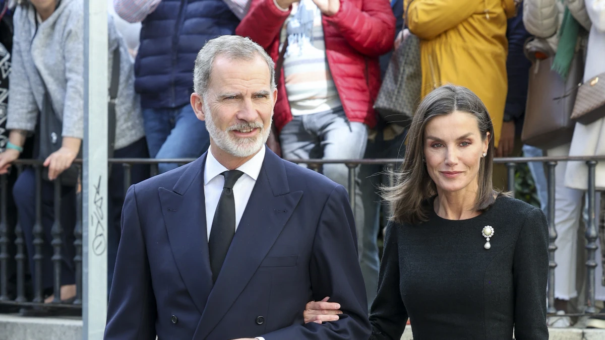 De Don Felipe y Doña Letizia al Rey Juan Carlos y la Reina Sofia: cónclave Borbón en el funeral de Fernando Gómez-Acebo en Madrid