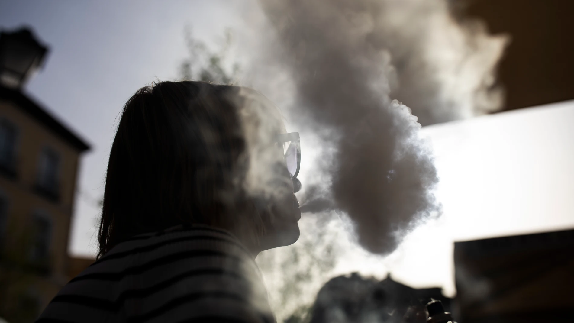 Una chica fuma tabaco en un vapeador en una terraza de Madrid.© Jesús G. Feria.