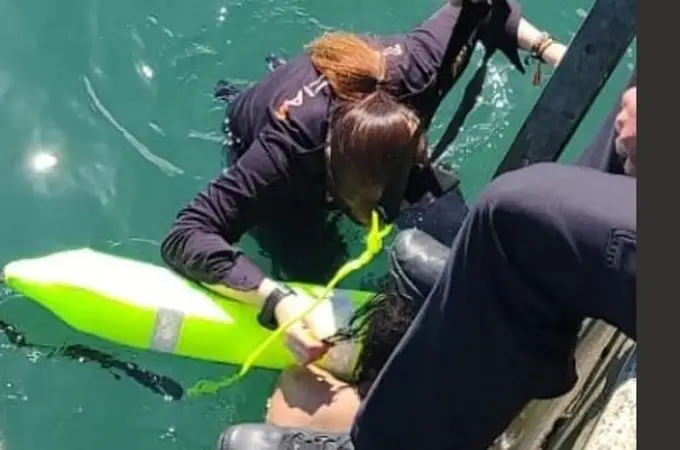 La Policía Nacional de Cantabria salva a una mujer de perecer ahogada en el mar