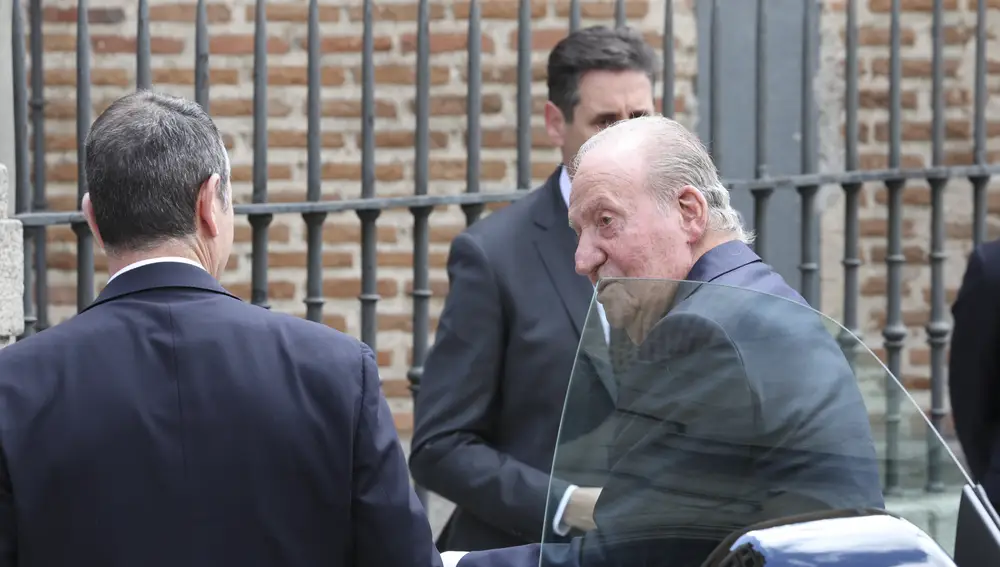 Don Juan Carlos acude al funeral de Fernando Gómez-Acebo en Madrid 