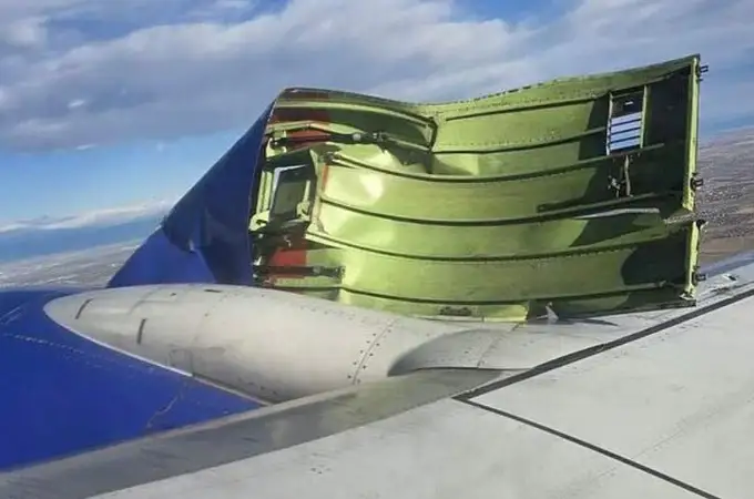Un Boeing 737 pierde la cubierta del motor durante el despegue con 135 pasajeros a bordo