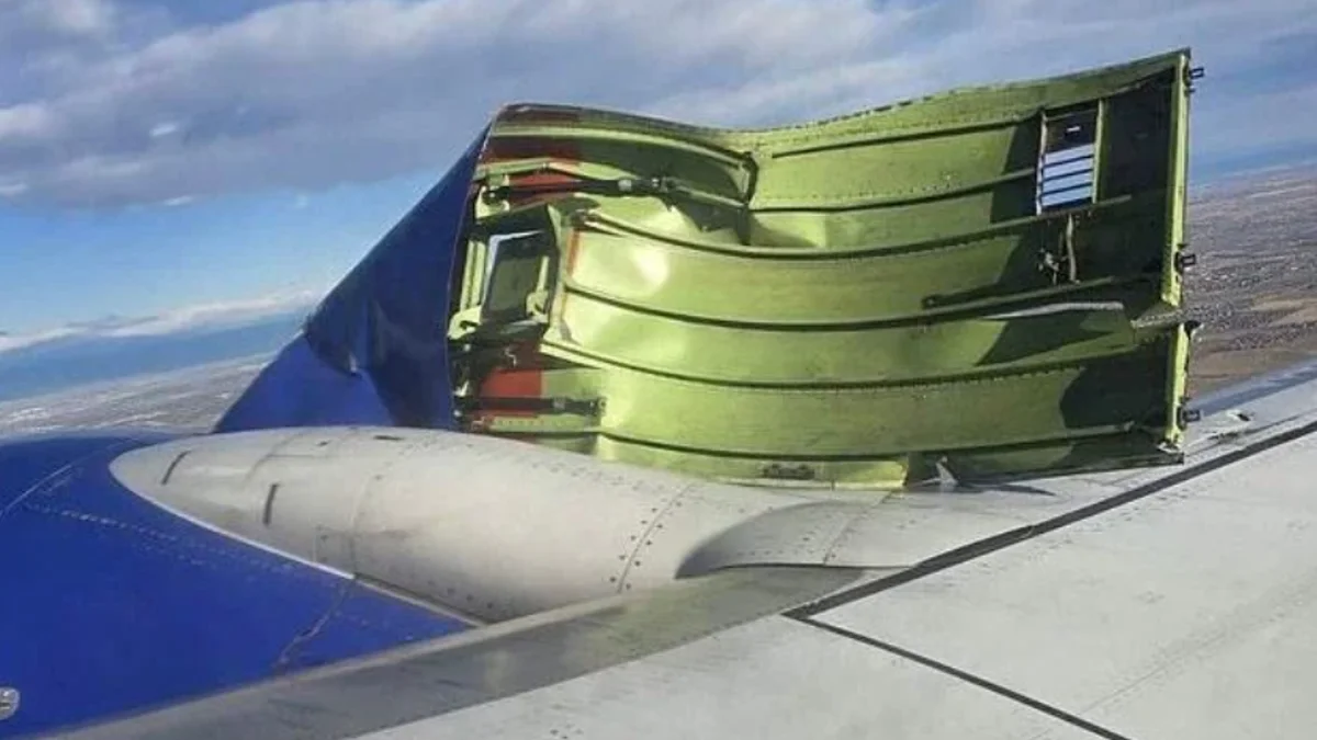 La cubierta del motor de un avión Boeing se cae en pleno vuelo con 135 pasajeros a bordo