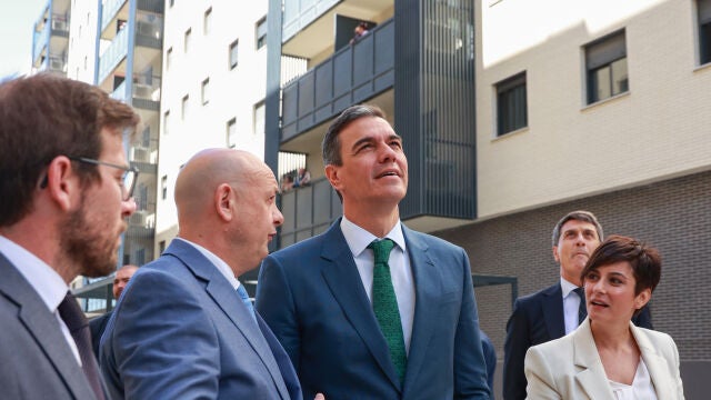 Pedro Sánchez visita una promoción de viviendas sociales en Dos Hermanas, Sevilla