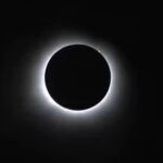 Las mejores imágenes y vídeos del eclipse solar total a su paso por México