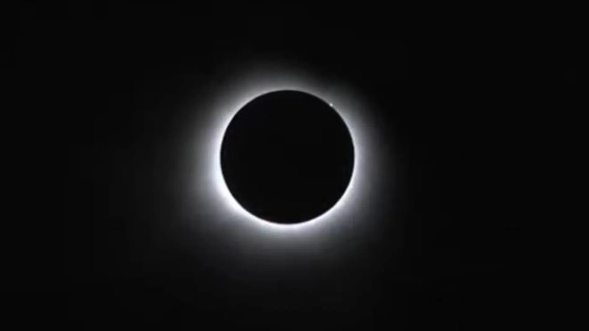 Las mejores imágenes y vídeos del eclipse solar total a su paso por México