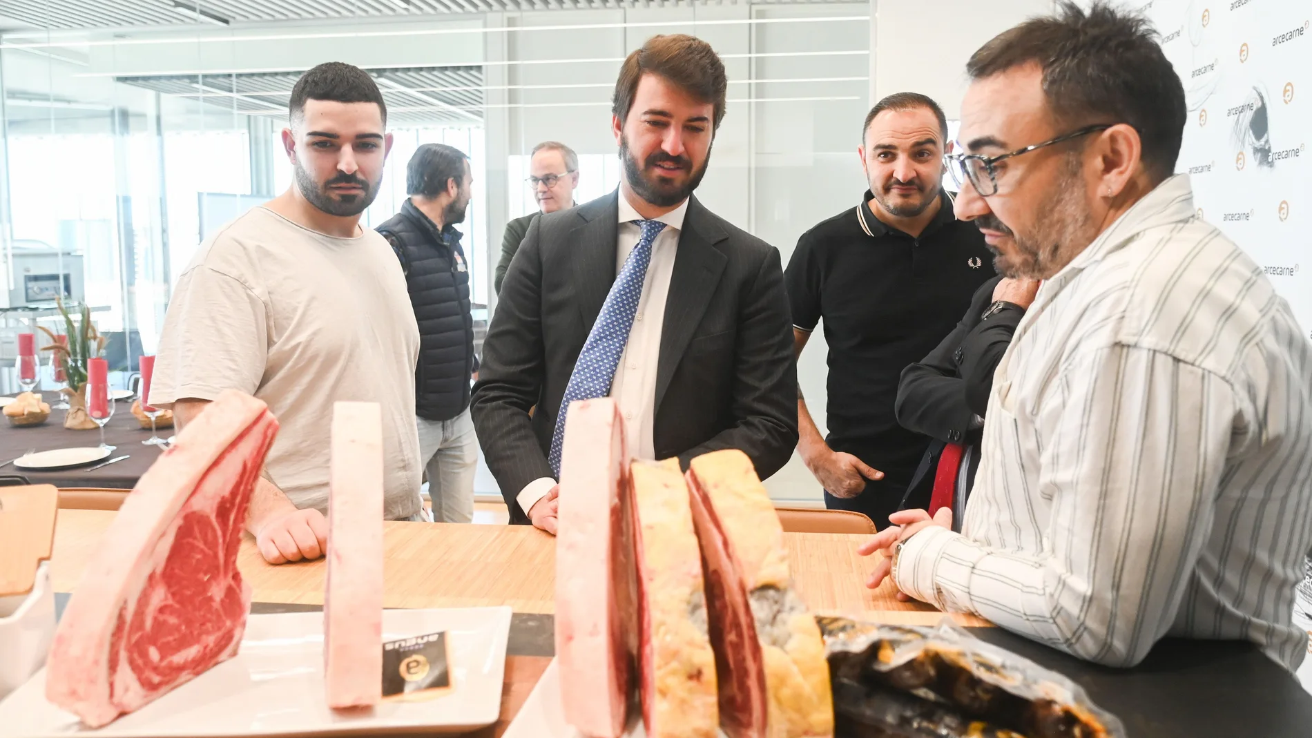 Gallardo visita las instalaciones de la empresa Arcecarne en Burgos