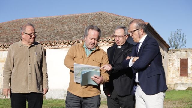 El alcalde Francisco Guarido y el obispo de Zamora, Fernando Valera, presentan el Plan Especial en torno a la Catedral.