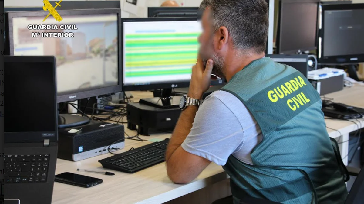 La Guardia Civil interviene una autoescuela que habilitaba con documentos falsos a conductores de camiones y autobuses