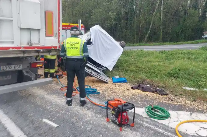 Fallecen los dos ocupantes de una furgoneta tras un choque con un camión en Begonte (Lugo)