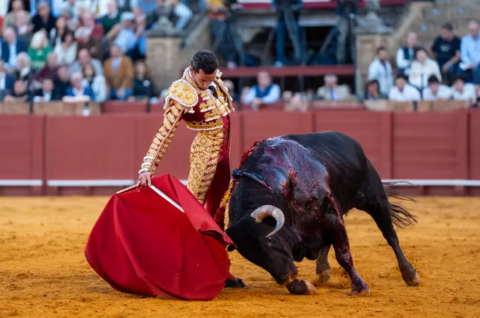 La bravura de los toros de Santiago Domecq pone el espectáculo en la Maestranza