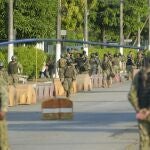 Militares ecuatorianos vigilan el hospital de Guayaquil donde se encuentra internado el exvicepresidente Jorge Glas tras un supuesto intento de suicidio