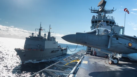 Un Harrier sobre la cubierta del LHD Juan Carlos I junto a otro buque de la Armada