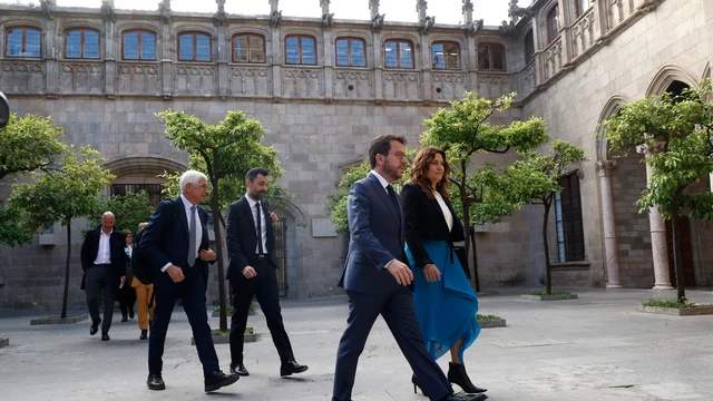  El presidente de la Generalitat, Pere Aragonès, acompañado de la vicepresidenta Laura Vilagrà, a su llegada a la reunión semanal del Consell Executiu, mientras los partidos políticos continúan con sus actos de la precampaña de las elecciones catalanas del 12M. 