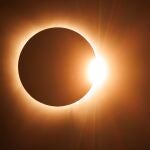 Un hombre muestra sus testículos en directo durante la transmisión del eclipse solar en México
