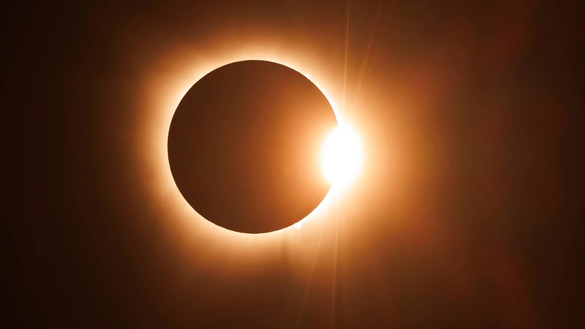Un hombre muestra sus testículos en directo durante la transmisión del eclipse solar en México