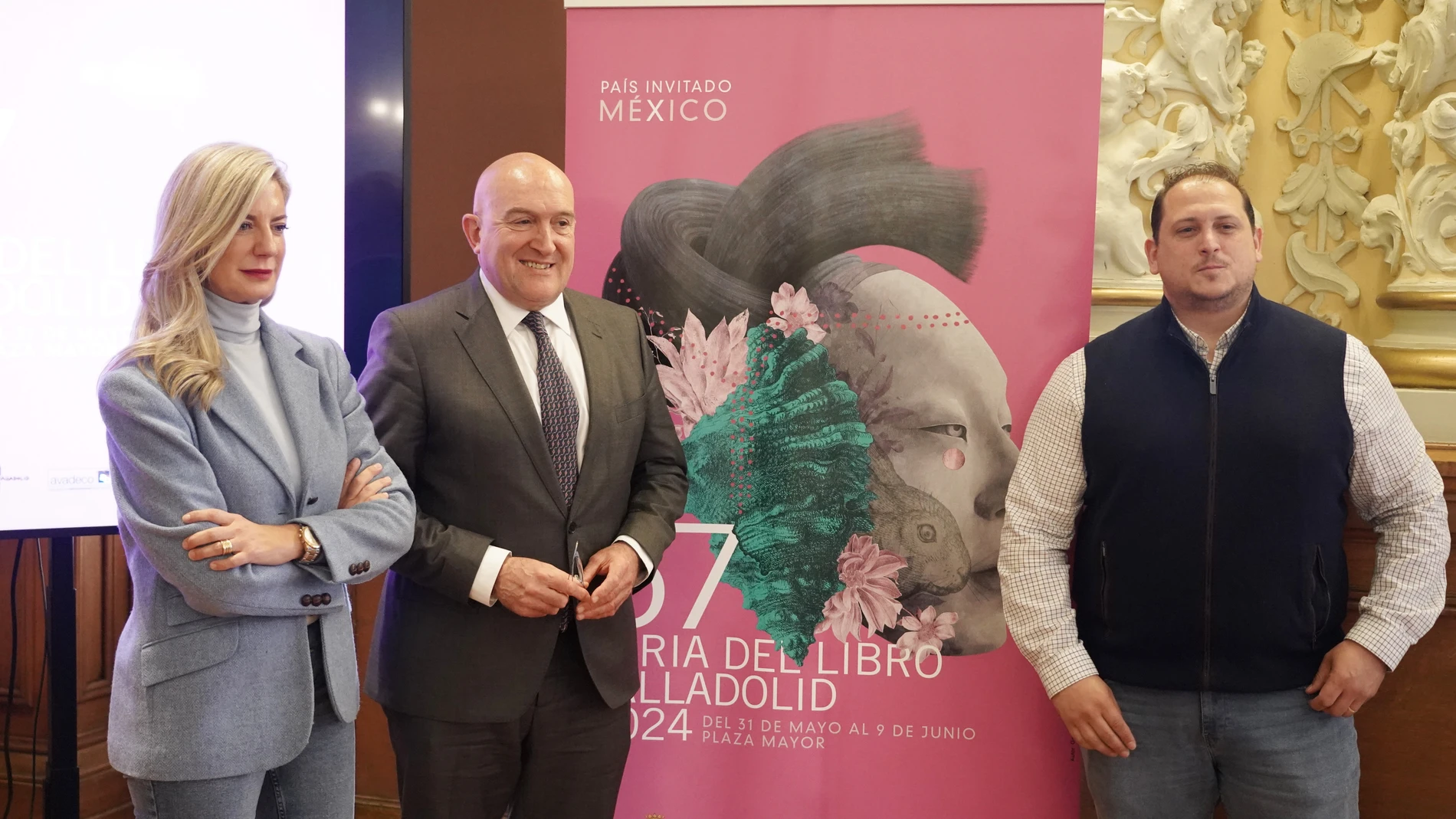 El alcalde de Valladolid, Jesús Julio Carnero; la concejala de Educación y Cultura, Irene Carvajal, y presidente del Gremio de Libreros de Valladolid, Pablo de Garay, presentan la Feria del Libro.
