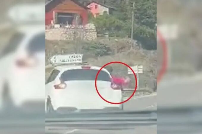 Los Mossos captan el momento en el que una niña cae de un coche en marcha en Lérida