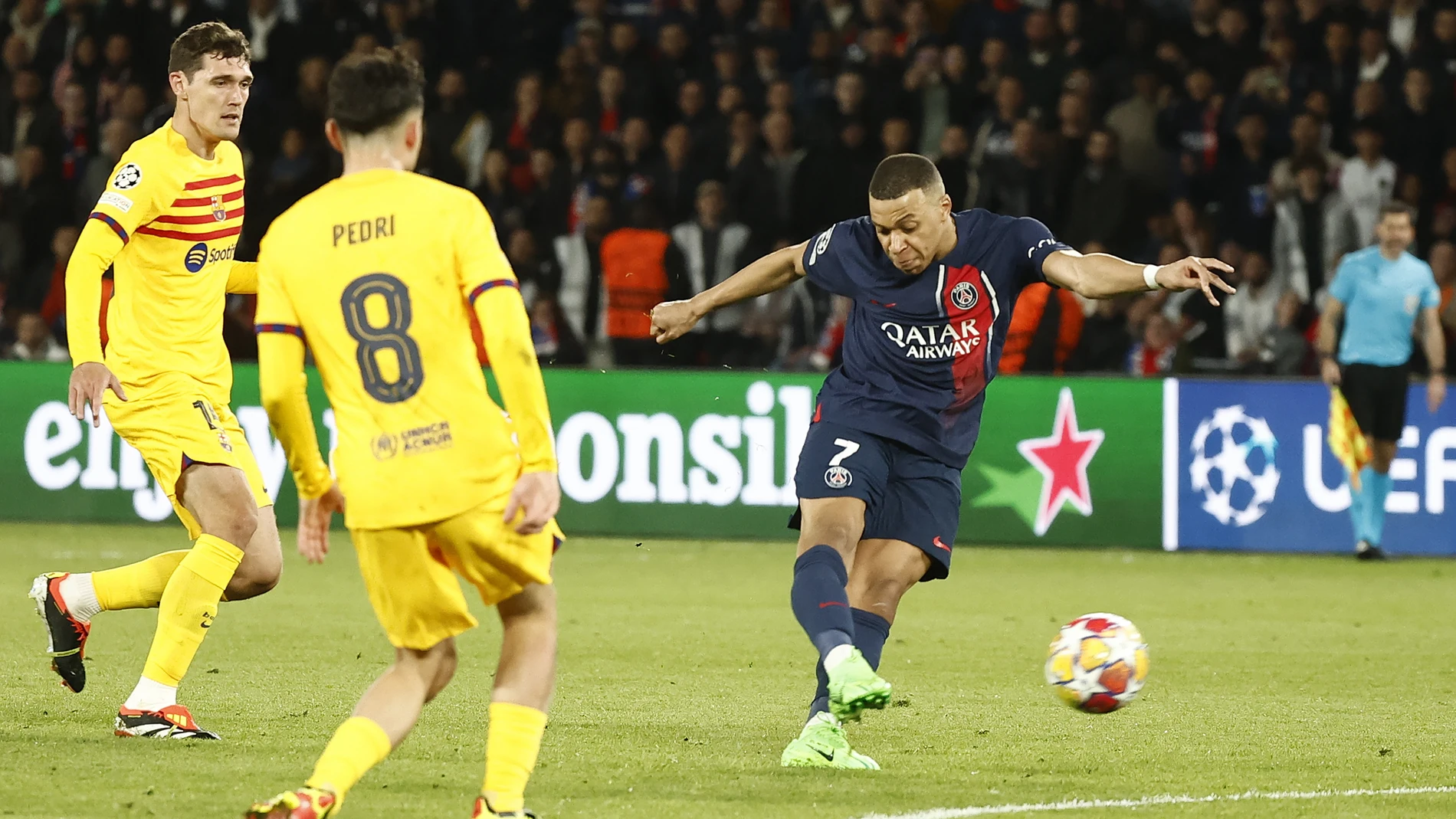Paris (France), 10/04/2024.- Kylian Mbappe of PSG takes a shot from outside the box during the UEFA Champions League quarter-finals, 1st leg soccer match between Paris Saint-Germain and FC Barcelona, in Paris, France, 10 April 2024. (Liga de Campeones, Francia) EFE/EPA/MOHAMMED BADRA