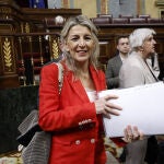 Yolanda Díaz con blazer roja en el congreso.