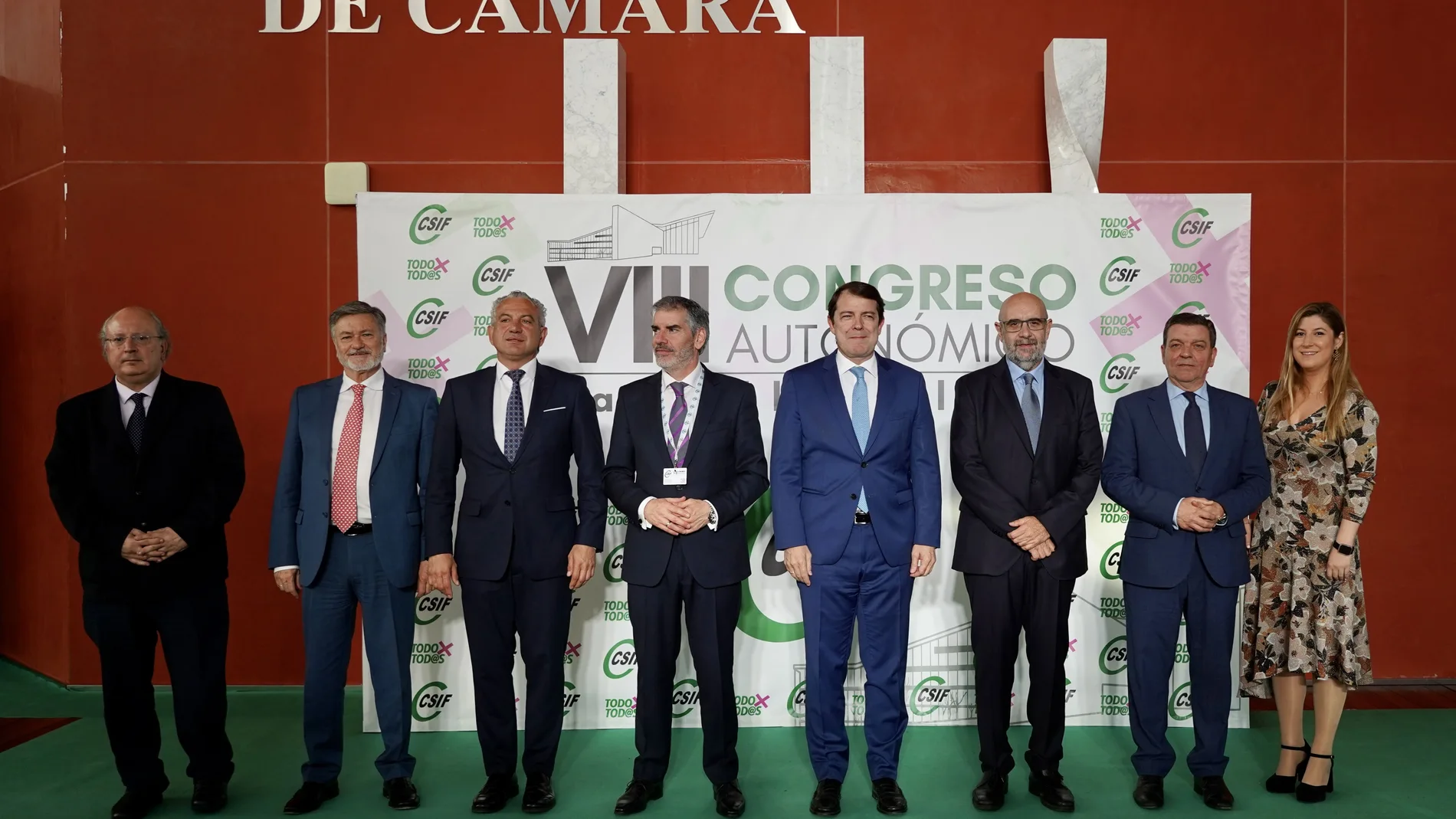 Foto de familia del reelegido presidente junto a Mañueco, Borra, Vázquez, Sen, Cabero, Alonso y González Gago