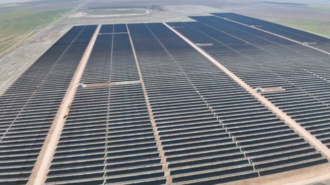 Economía.- Repsol acelera su apuesta por las renovables en EE.UU. y concluye la construcción de su mayor proyecto solar