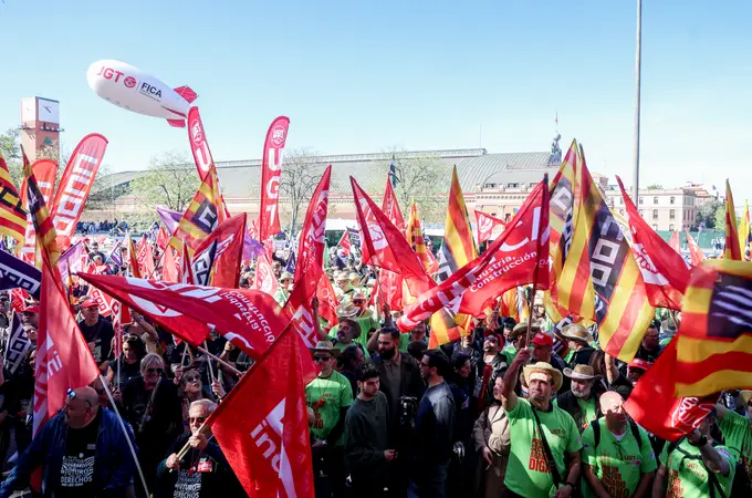 Los sindicatos exigen a Planas que aborde los problemas de los temporeros en las negociaciones del campo: 