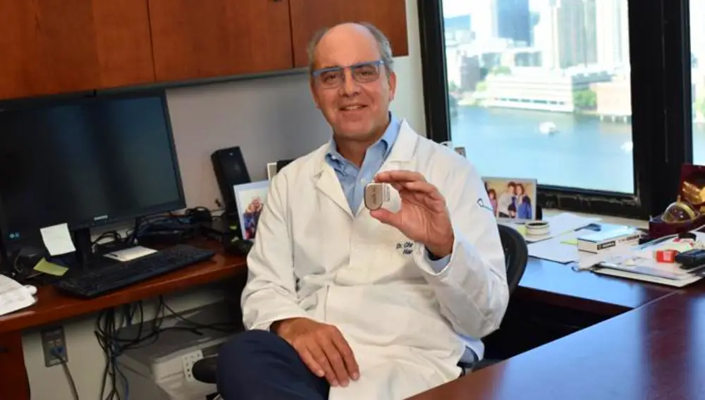 Christopher Hartnick muestra el implante de estimulación en su oficina, en Boston