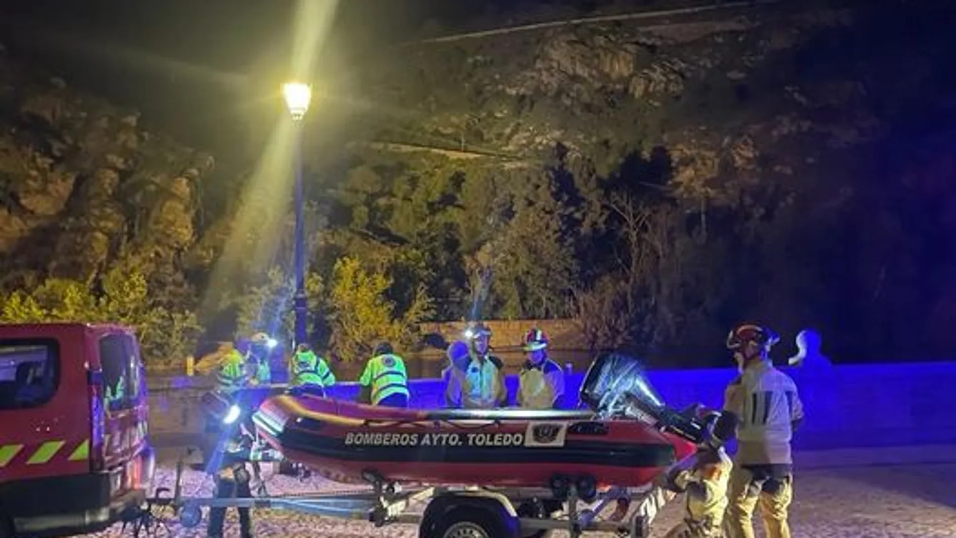 Los bomberos del Ayuntamiento Toledo durante el rescate de un cadáver flotante en el Barco de Pasaje