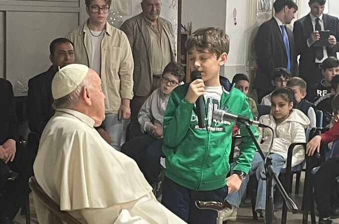 El papa se reúne con 200 niños en una parroquia de la periferia romana